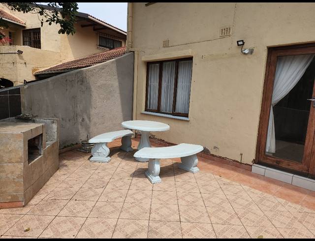 3 BEDROOM TOWNHOUSE FOR SALE IN SHELLY BEACH